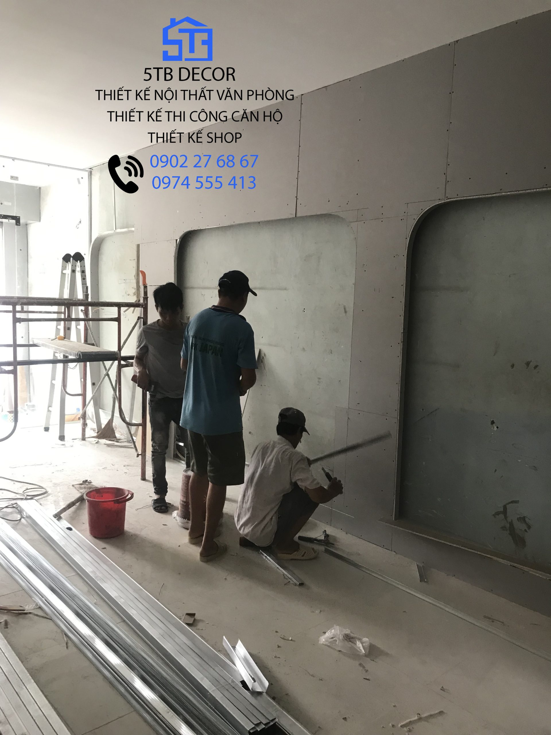 Theo thiết kế thi sẽ tiến hành đóng khung thạch cao trang trí ốp tường để tạo điểm nhấn cho từng khu vực ghế ngồi làm tóc của khách. Với yêu phải thiết kế salon tóc thật ấn tượng trong những lần ghé thăm tại salon