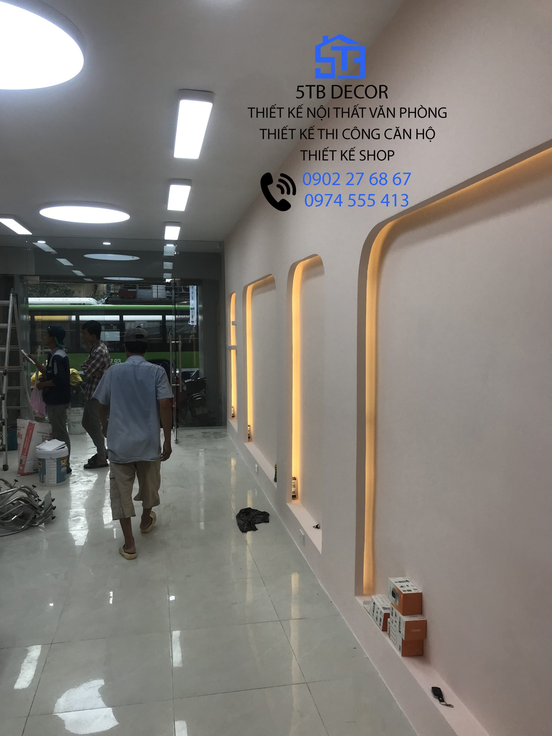 Các ô trang trí tạo kiểu trên tường được làm điểm nhấn, giúp khách cảm thấy sự dịu dàng, thoải mái khi ngồi làm tóc và trong lúc chờ