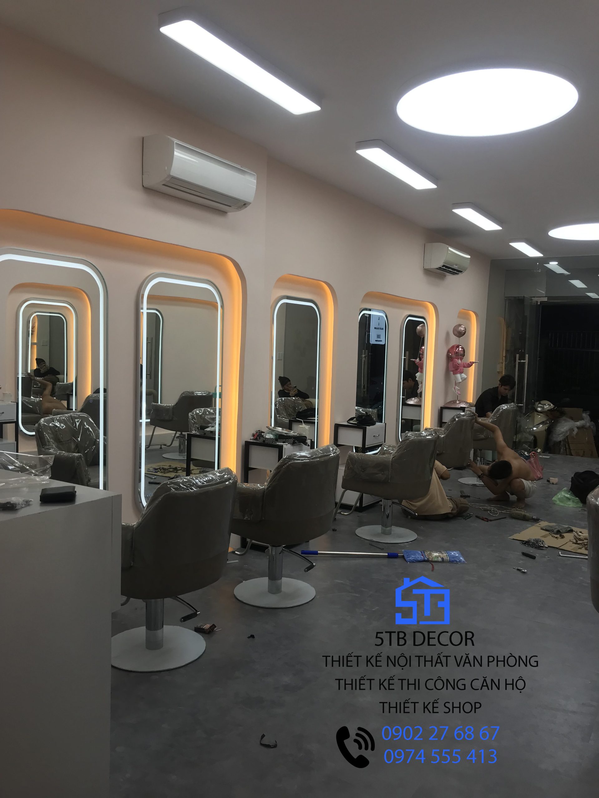 Với 2 dãy ghế ngồi 2 bên, lối đi ở giữa thông thoáng, các ghế được kế cách nhau theo đúng tiêu chuẩn tạo sự thoải mái cho khách ngồi cũng như thao tác của nghệ nhân tạo kiểu cho khách